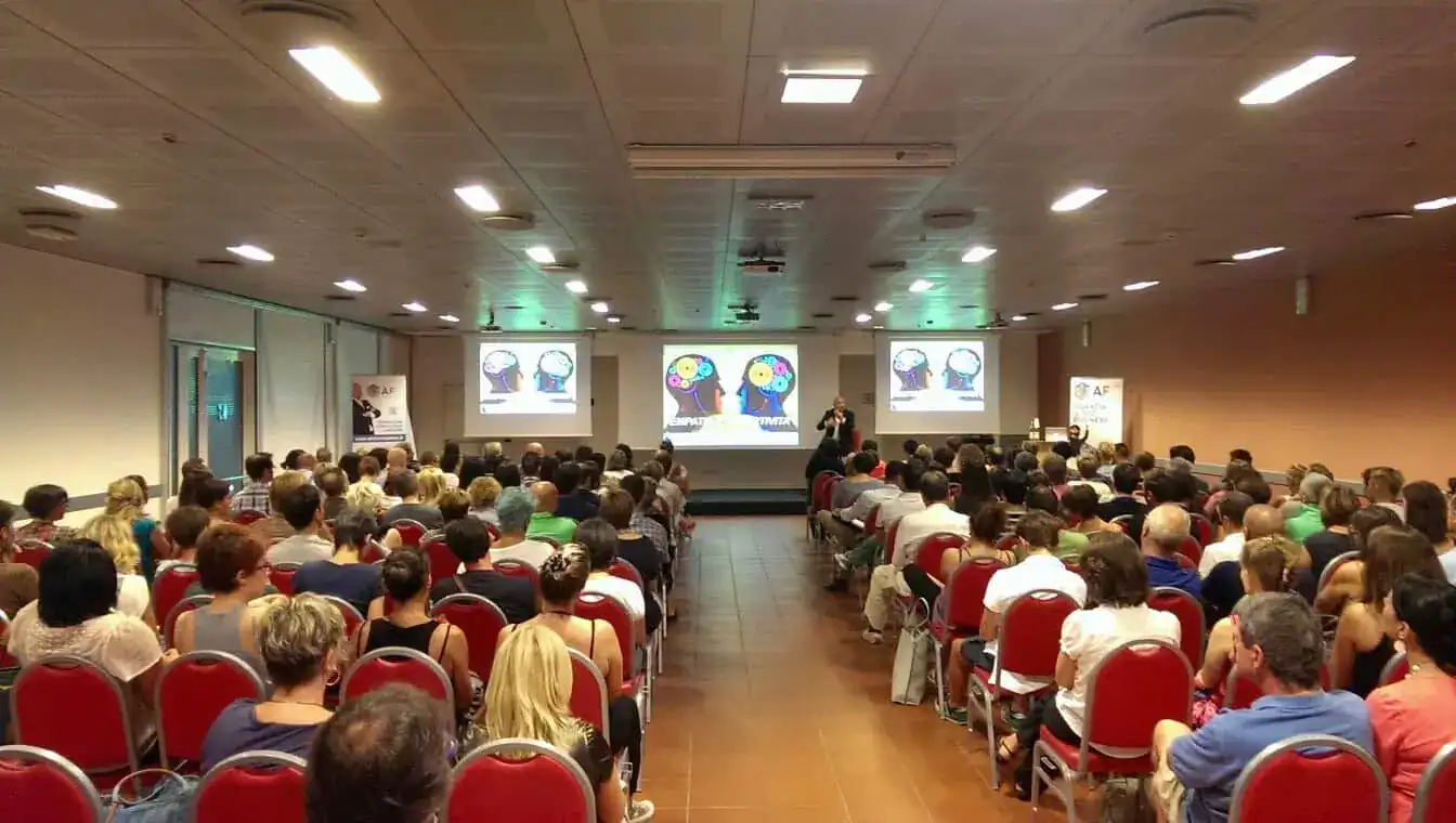 Alessandro Ferrari durante un corso di comunicazione e leadership davanti alla platea di Udine