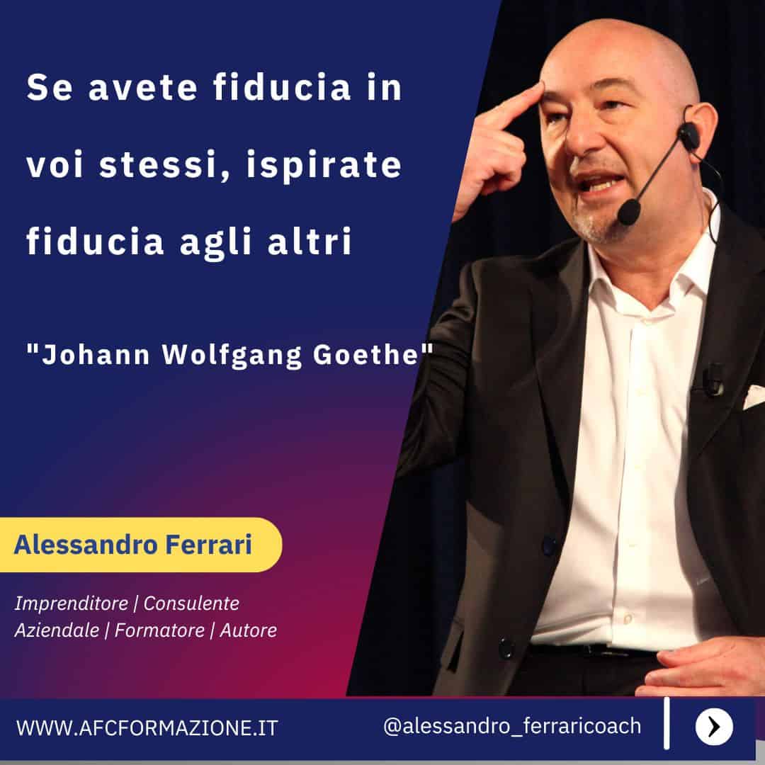 Alessandro Ferrari durante una conferenza con citazione motivazionale di Goethe sul credere in se stessi e sull’importanza di ispirare fiducia negli altri.