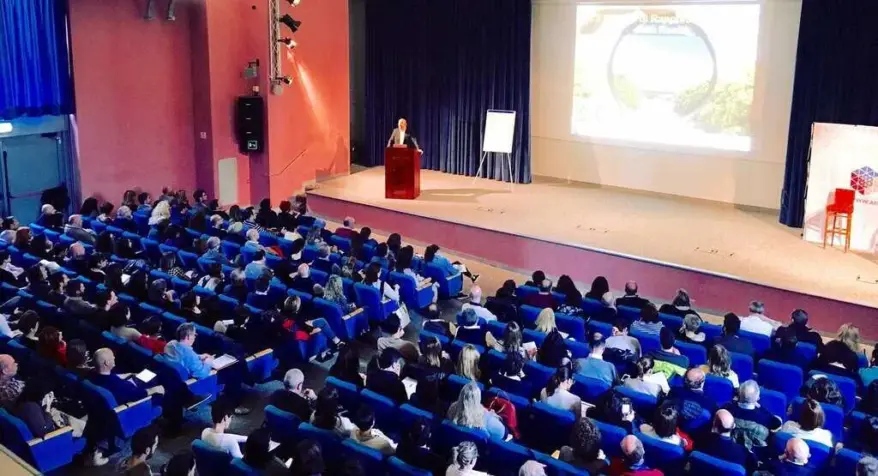 Alessandro Ferrari durante il Congresso sulla Comunicazione Strategica al Palazzo Congressi di Sirmione davanti a un pubblico numeroso.