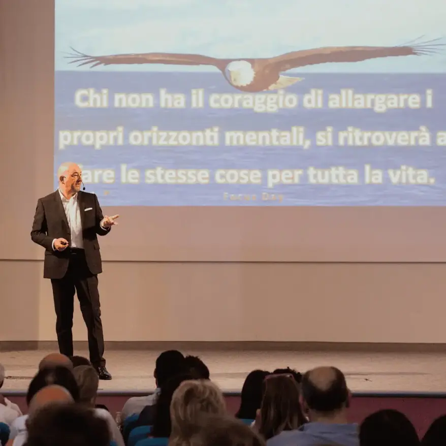 Seminario di comunicazione strategica a Sirmione con Alessandro Ferrari che spiega come ampliare la visione e potenziare le capacità di comunicazione davanti al pubblico.