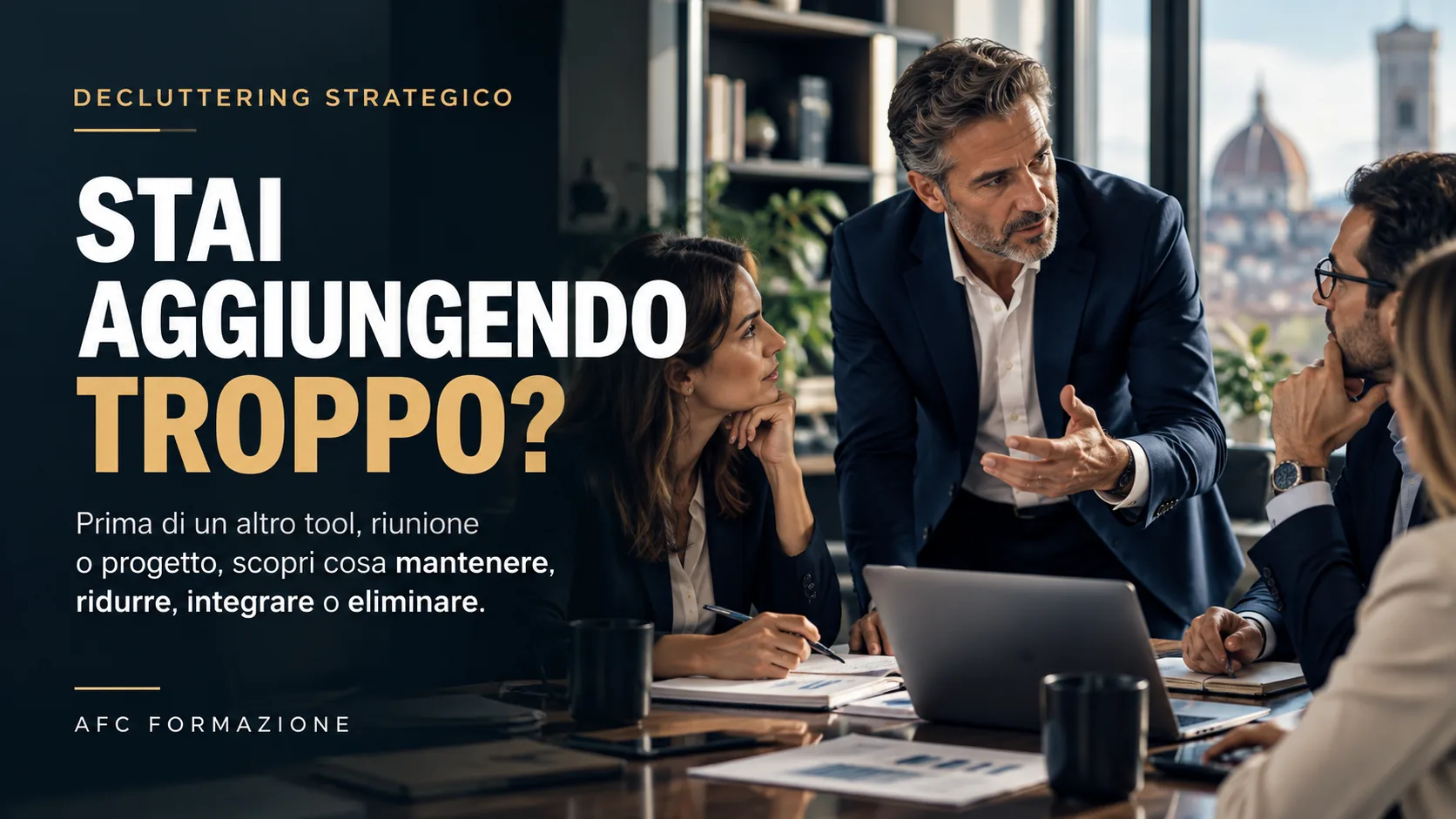 Decluttering strategico: team aziendale che valuta cosa mantenere, ridurre, integrare o eliminare