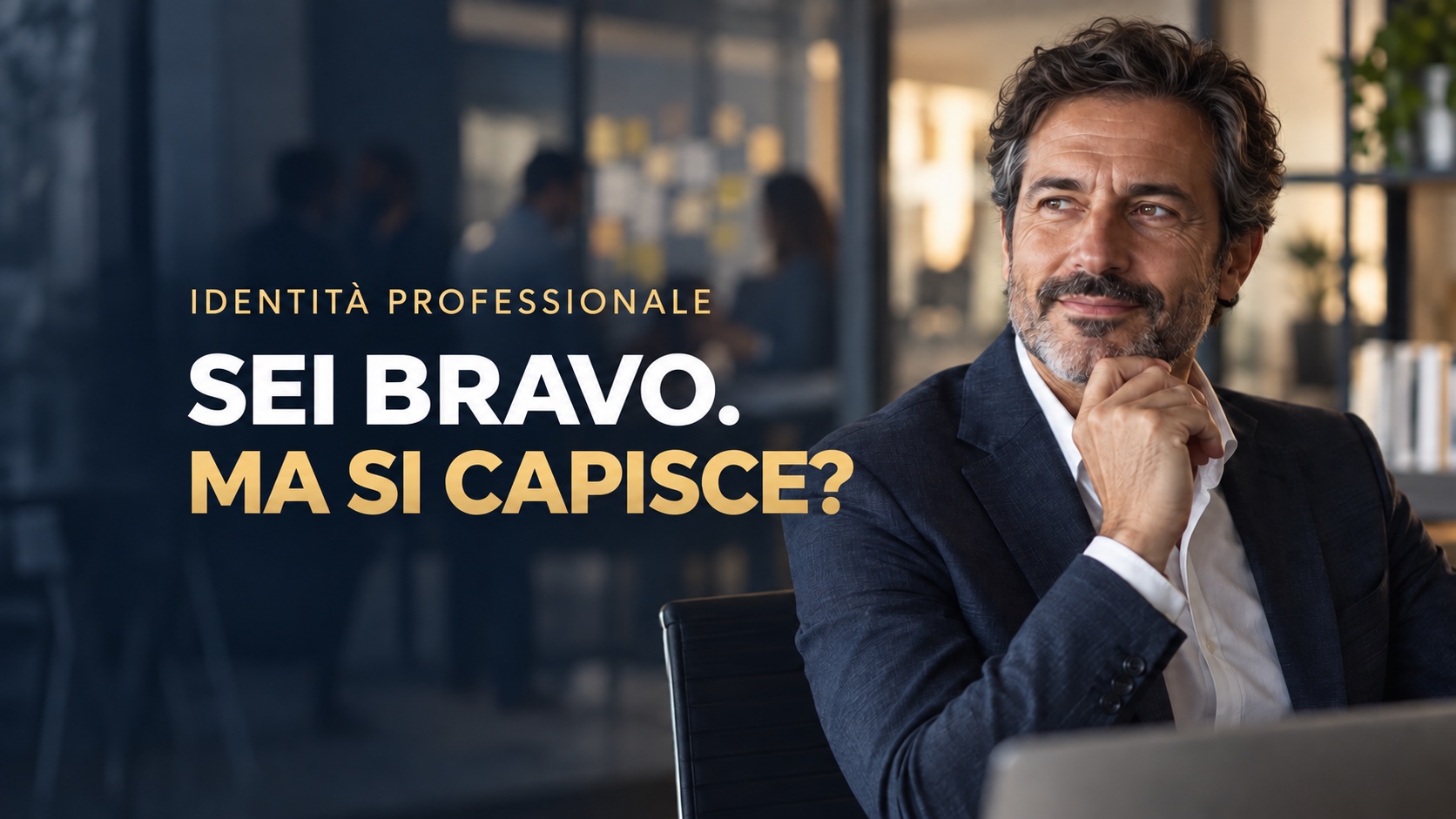 Professionista in ufficio con headline sull’identità professionale e sulla chiarezza del proprio valore