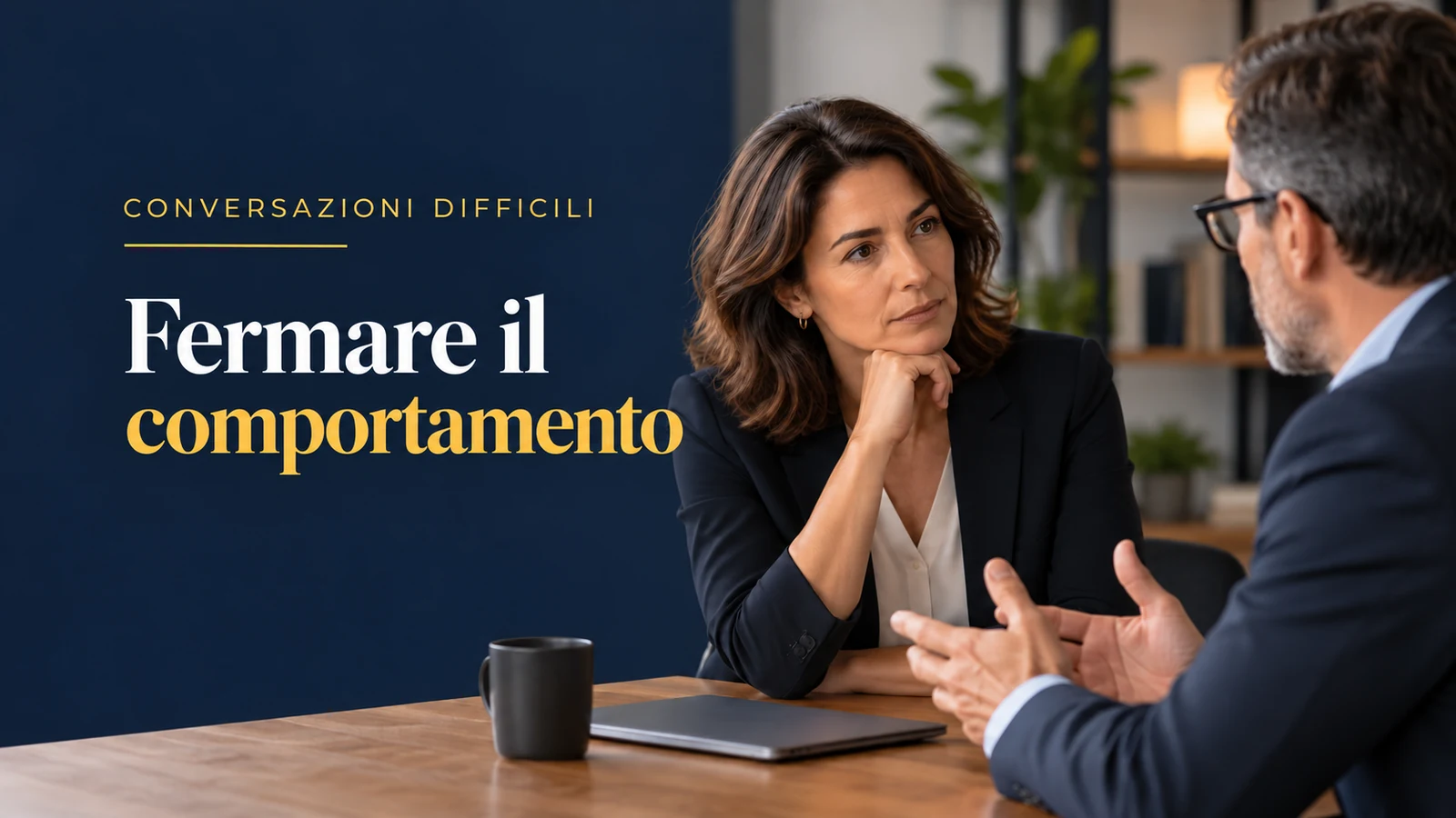 colleghi aggressivi: due colleghi in un confronto serio; headline Fermare il comportamento.