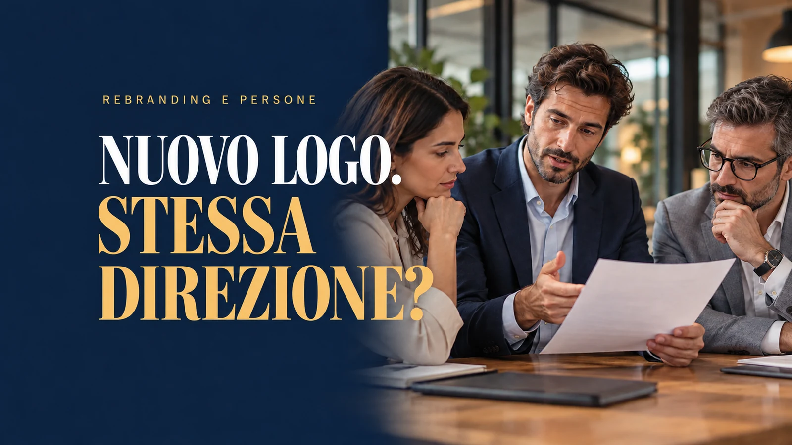 Rebranding aziendale: tre professionisti discutono un documento; headline Nuovo logo. Stessa direzione?